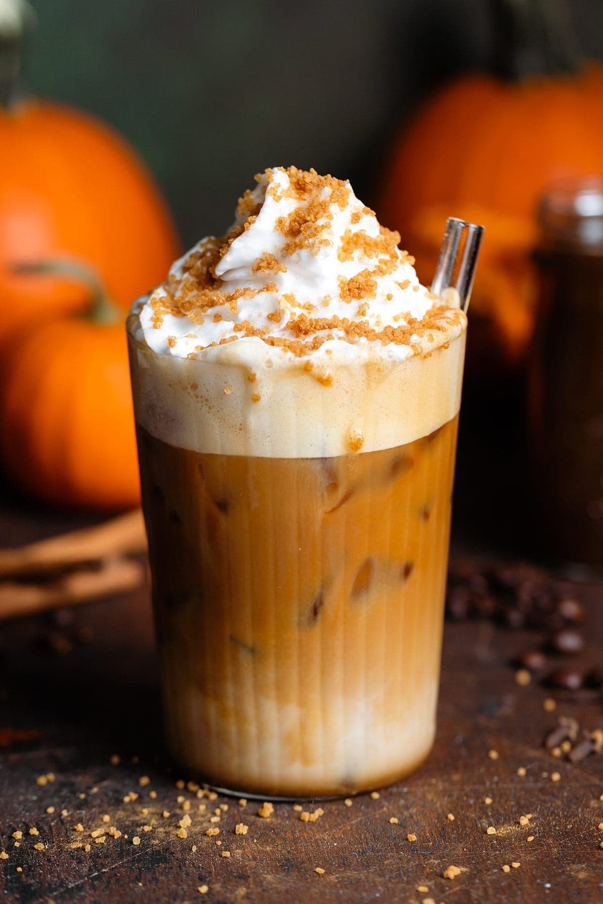 Pumpkin Latte mit Sahne und Gewürzstreuseln