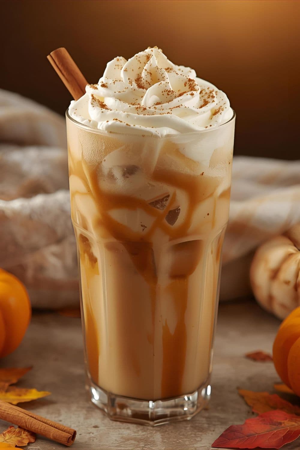 Iced Pumpkin Latte mit Sahne und Zimtstange